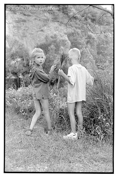 enfants dans la prairie - children in the meadow